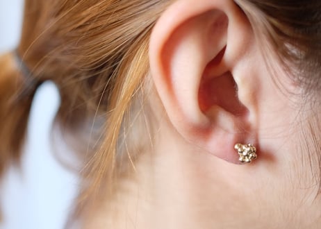 真鍮粒々ピアス（M）