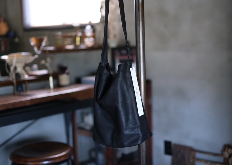 ワンショルダー ゴートレザー bag 「S size」ブラック | atelier sou ワンショルダー ゴートレザー bag 「S size」ブラック | atelier sou