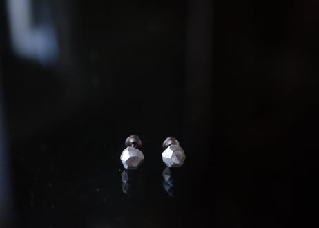 シルバー　多面キューブピアス