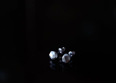 シルバー　多面キューブピアス