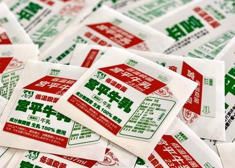 宮平牛乳ステッカー 防水（小）