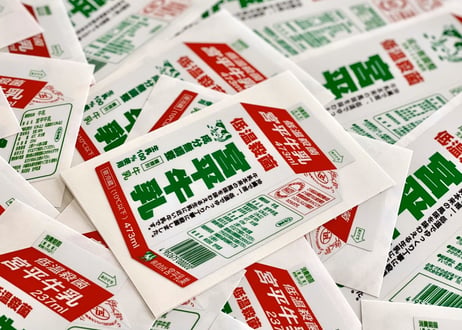 宮平牛乳ステッカー 防水（中）