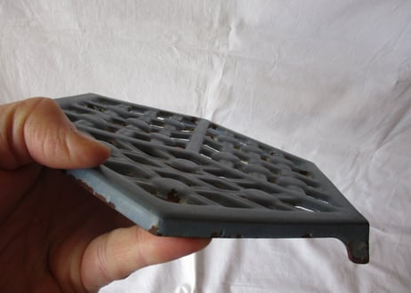 Iron Trivet【D】