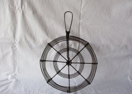 Tin wire Trivet