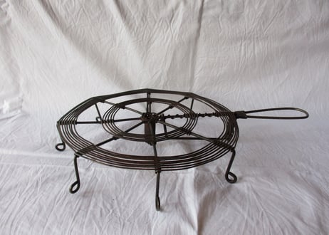 Tin wire Trivet
