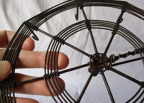Tin wire Trivet