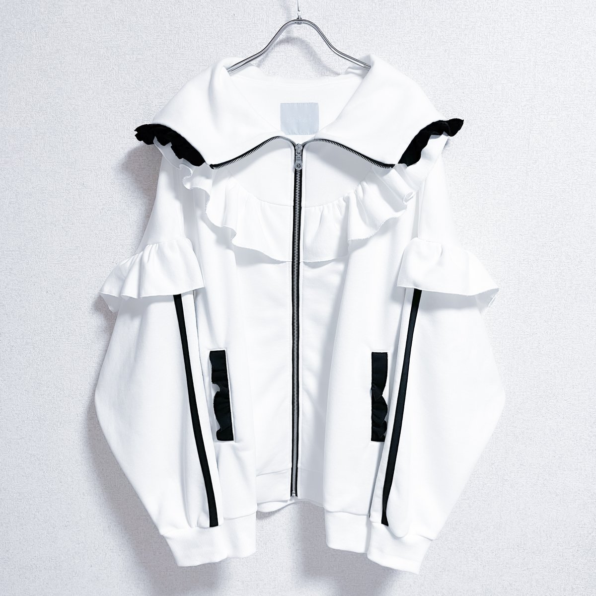 フリルハイネックパーカー<white × black> | satoi