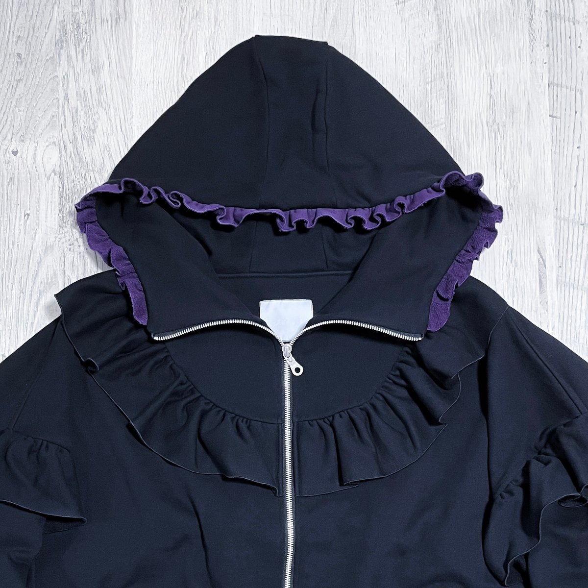 届2月下旬】フリルハイネックパーカー<black × purple> | satoi