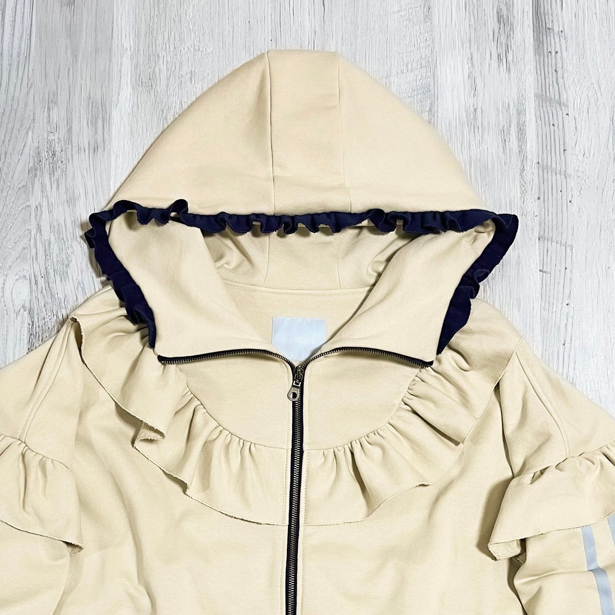 フリルハイネックパーカー<beige × navy × light blue> | satoi