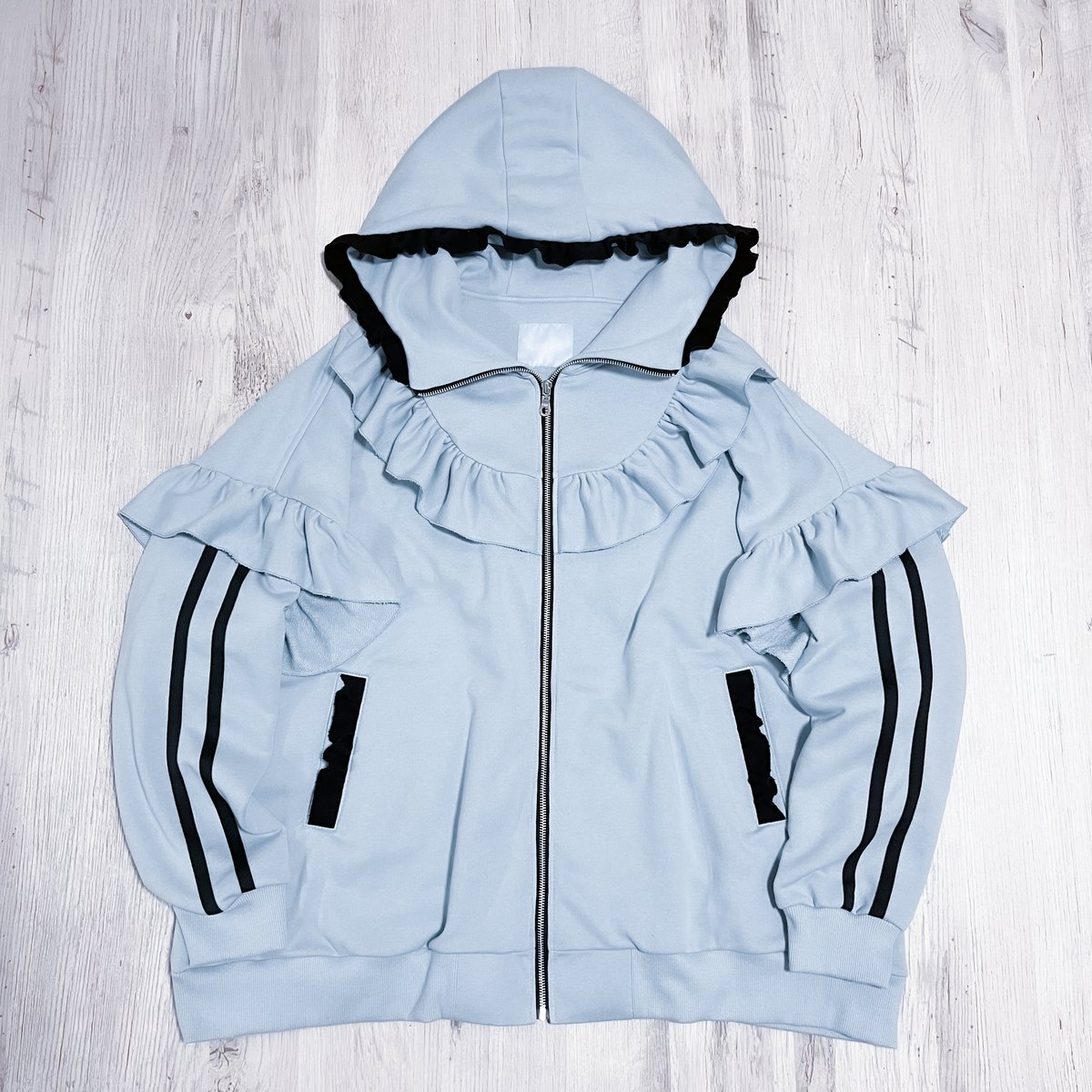フリルハイネックパーカー<light blue × black> | satoi