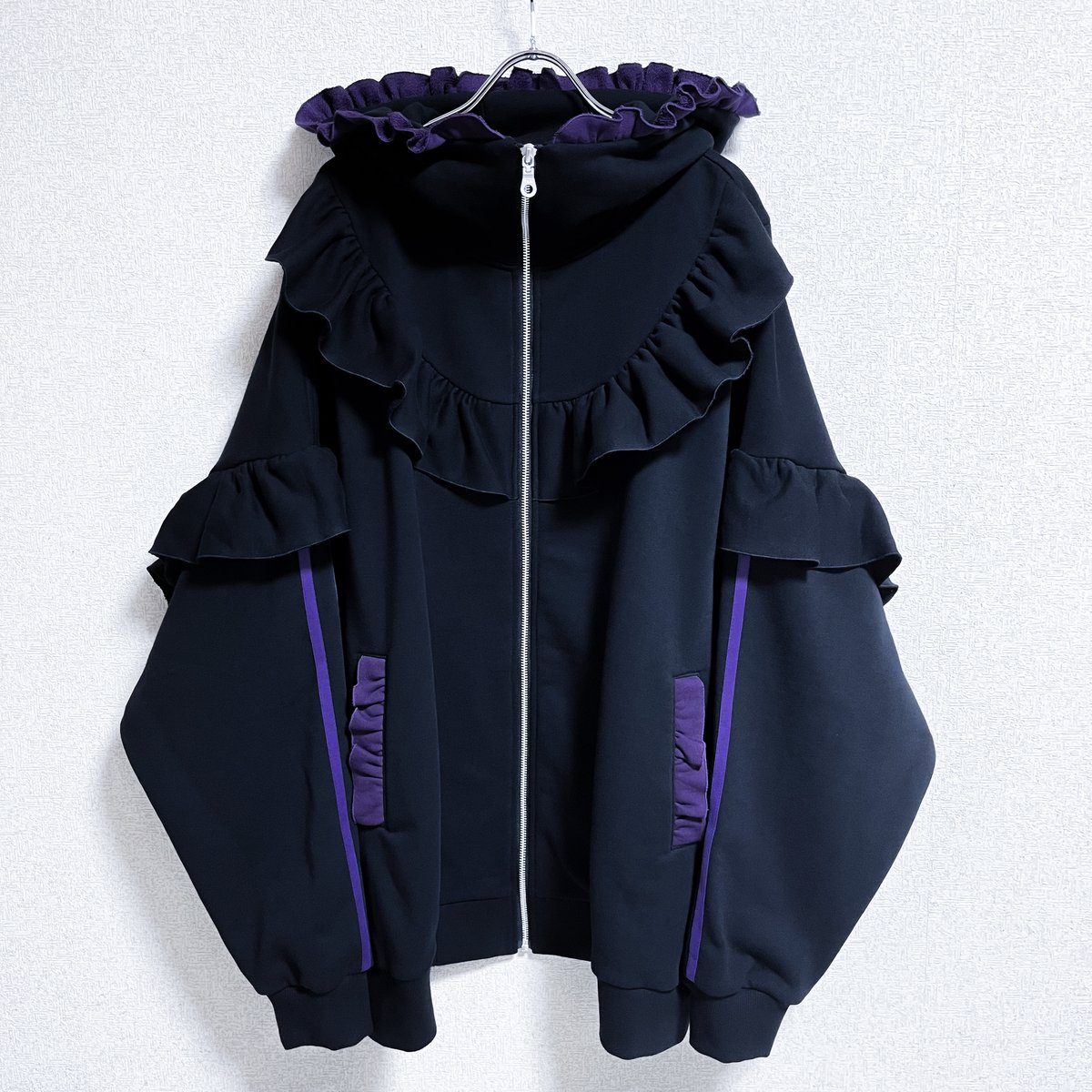 美品 satoi フリルハイネック パーカー ブラック 販売終了 Fサイズ 届2月下旬】フリルハイネックパーカー<black × purple> | satoi