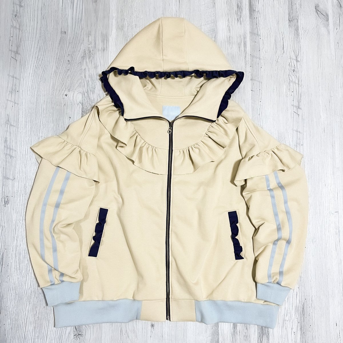 フリルハイネックパーカー<beige × navy × light blue> | satoi