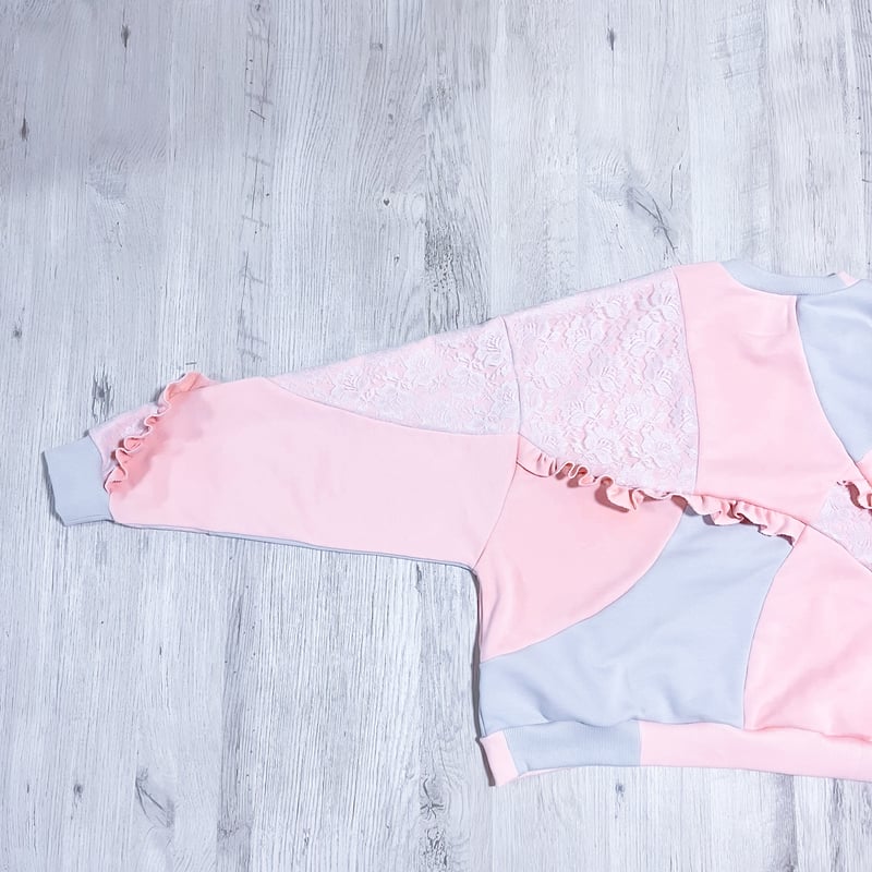 フリルレーススウェット<light pink × light gray> | satoi