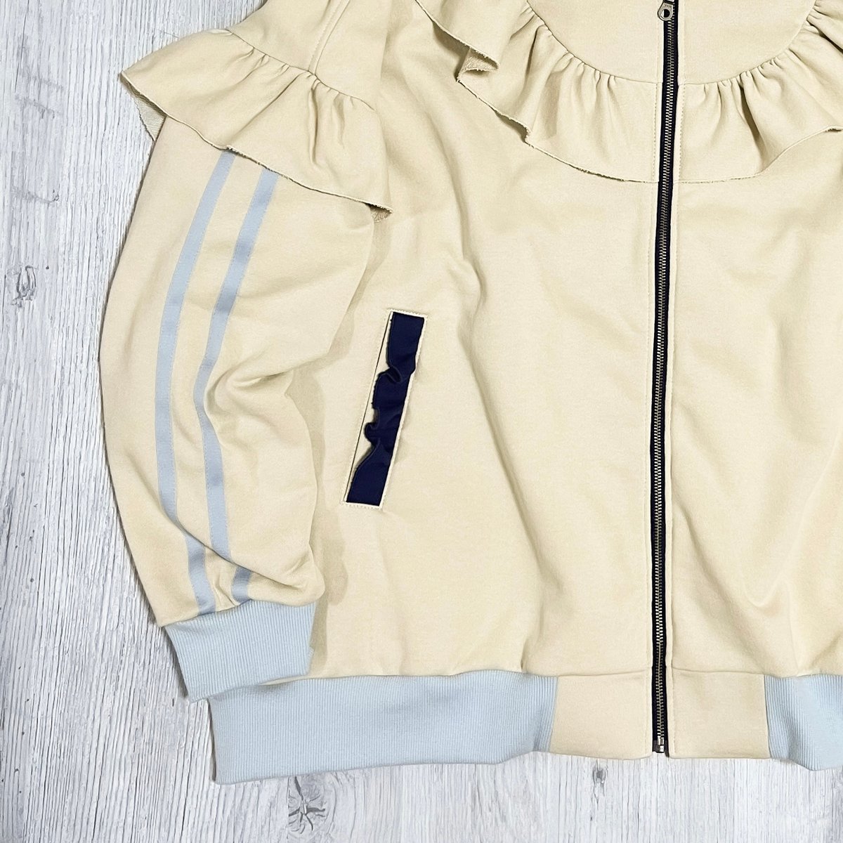 フリルハイネックパーカー<beige × navy × light blue> | satoi