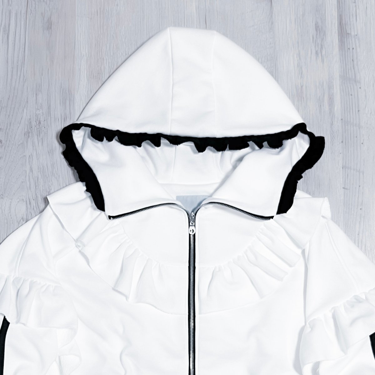 フリルハイネックパーカー<white × black> | satoi