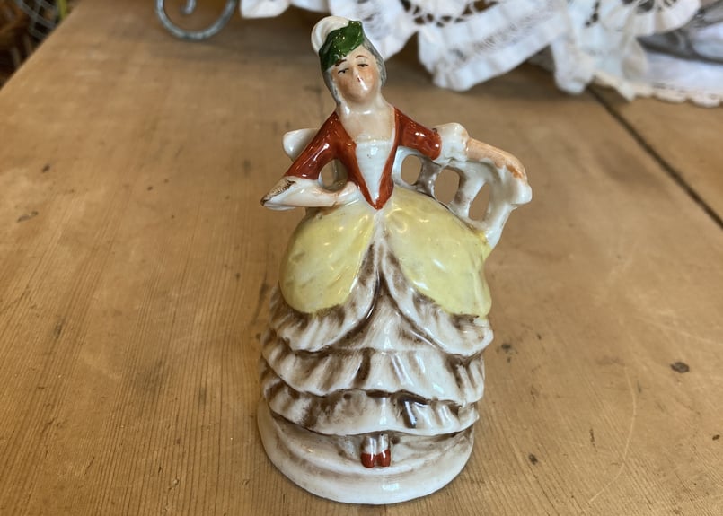 椅子に座る貴婦人 陶器製 | アンティーク雑貨店 Antique cise