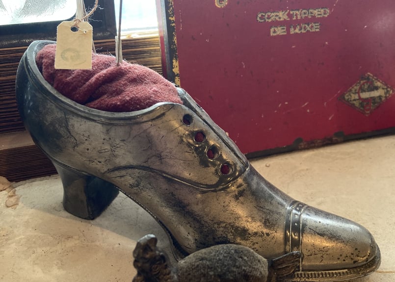 アンティーク☆小さな靴型ピンクッション シューズshoe針刺し pin cushion （針刺し） | アンティーク雑貨店 Antique cise