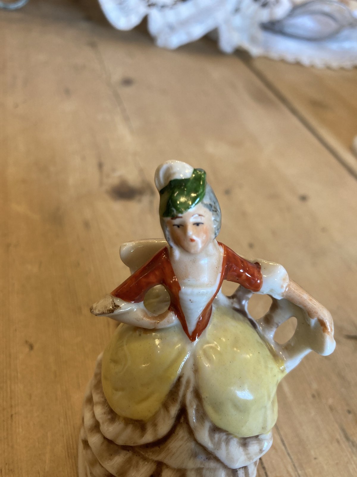 椅子に座る貴婦人 陶器製 | アンティーク雑貨店 Antique cise