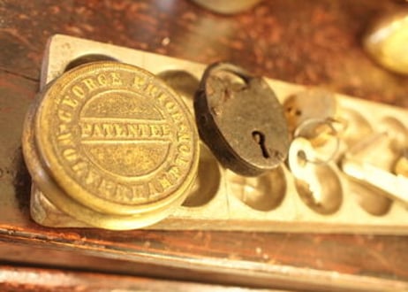 鍵穴隠し（brass）