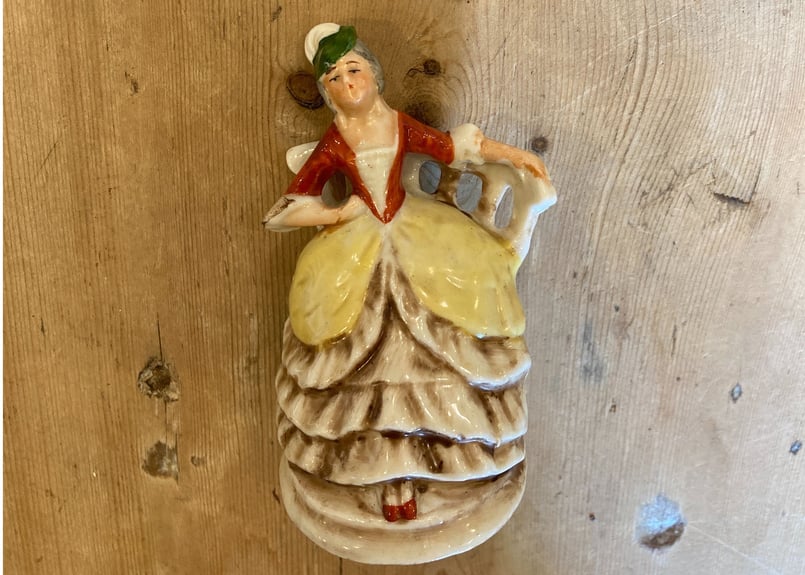 椅子に座る貴婦人 陶器製 | アンティーク雑貨店 Antique cise