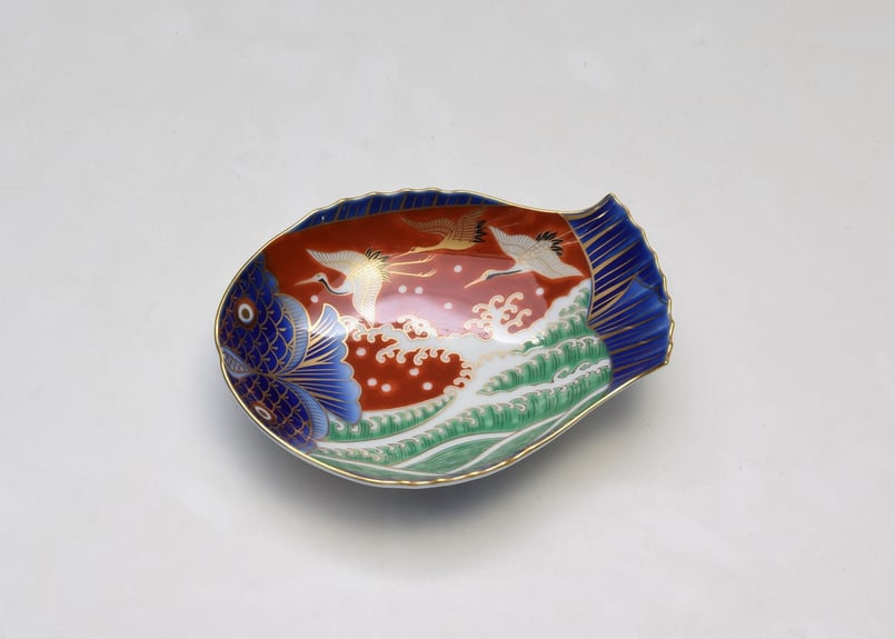 染錦手波鶴紋 魚型皿(小）（アウトレット品） | WEB有田陶器市 ｜ 深川