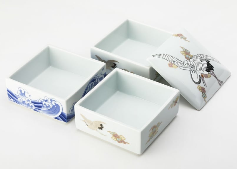 【深川製磁】白金波鶴紋　屠蘇器揃（銚子、盃3個、面長皿） 深川製磁】白金波鶴紋屠蘇器揃（銚子、盃3個、面長皿）