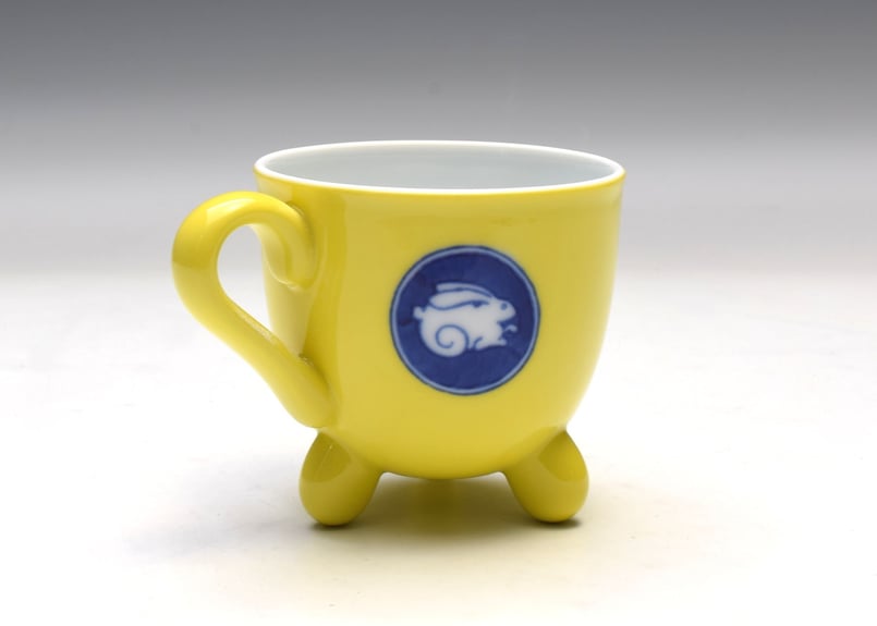 黄地うさぎ 三ツ足マグカップ（アウトレット品） | WEB有田陶器市