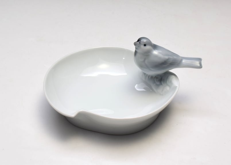釉彩小鳥 彫刻皿(アウトレット品) | WEB有田陶器市 | 深川製磁 釉彩小鳥 彫刻皿(アウトレット品) | WEB有田陶器市 | 深川製磁