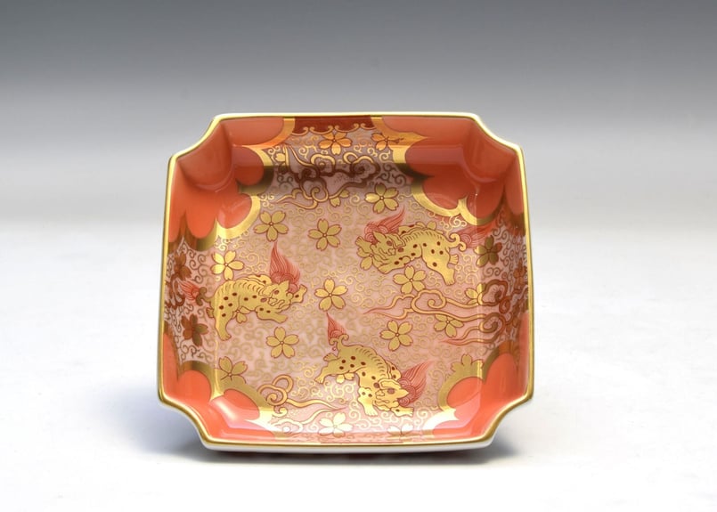 獅子唐草紋 角4号飾皿(アウトレット品) | WEB有田陶器市 獅子唐草紋 角4号飾皿(アウトレット品) | WEB有田陶器市