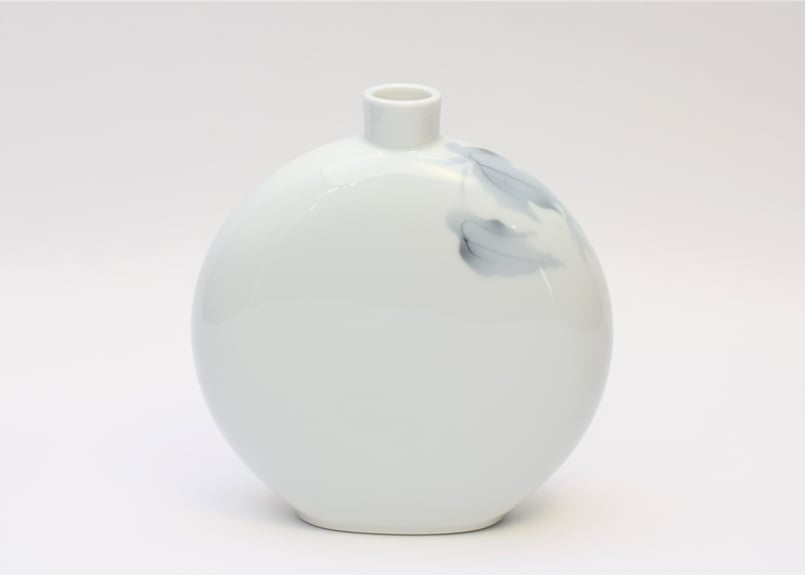 2117 深川製磁　淡釉光彩　薄墨白牡丹　花瓶 深川製磁 希少 淡光彩磁 花瓶 薄墨白牡丹 一輪挿し