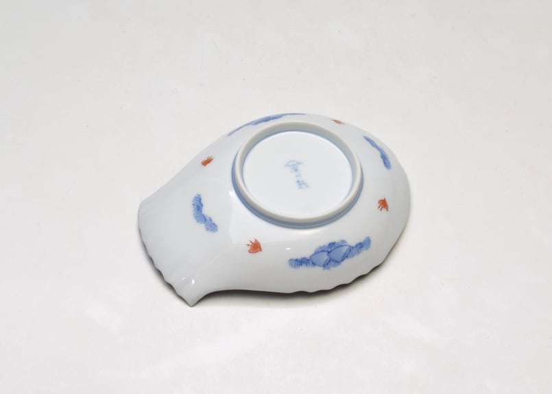 染錦手波鶴紋 魚型皿(小)(アウトレット品) | WEB有田陶器市 染錦手波鶴紋 魚型皿(小)(アウトレット品) | WEB有田陶器市