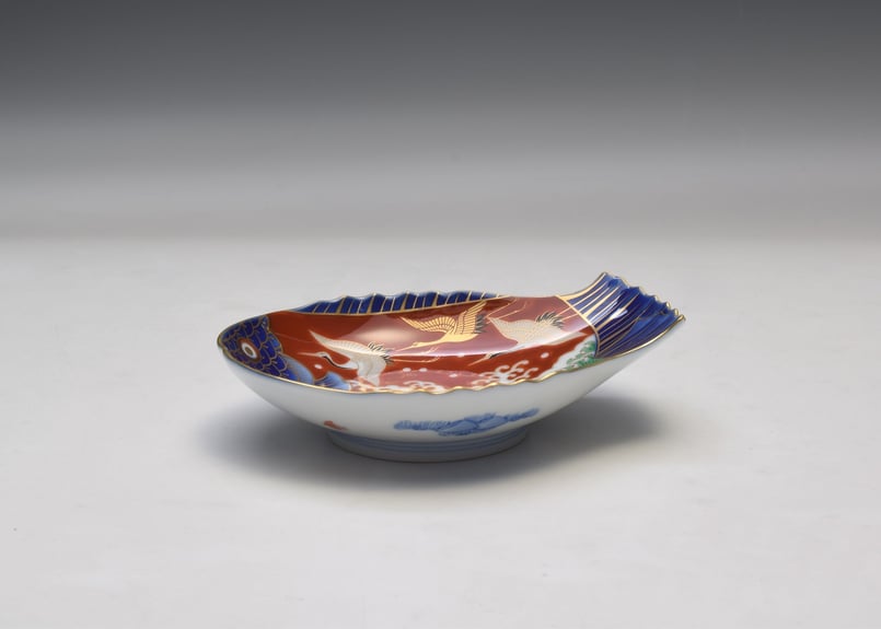染錦手波鶴紋 魚型皿(小)(アウトレット品) | WEB有田陶器市 染錦手波鶴紋 魚型皿(小)(アウトレット品) | WEB有田陶器市