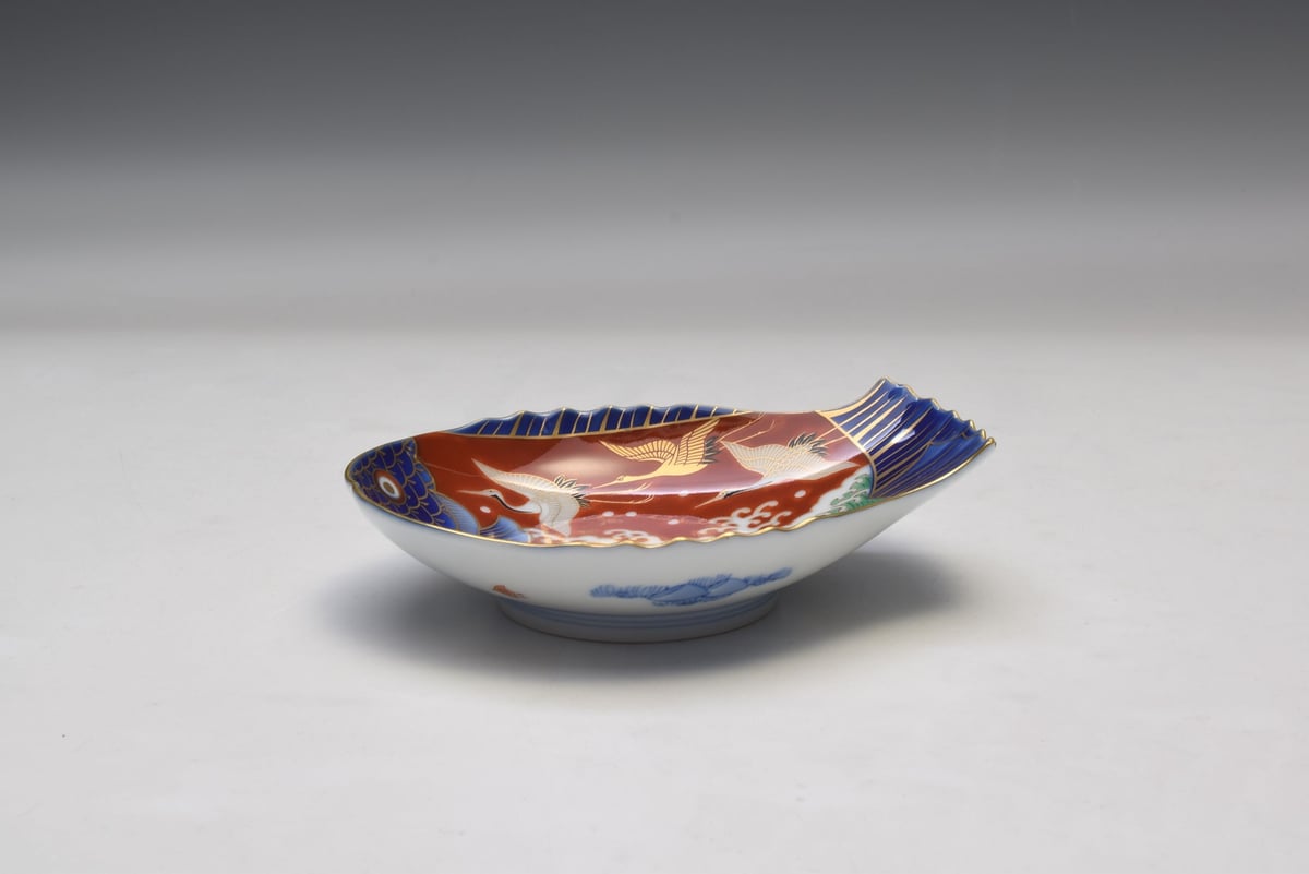 染錦手波鶴紋 魚型皿(小)(アウトレット品) | WEB有田陶器市 染錦手波鶴紋 魚型皿(小)(アウトレット品) | WEB有田陶器市