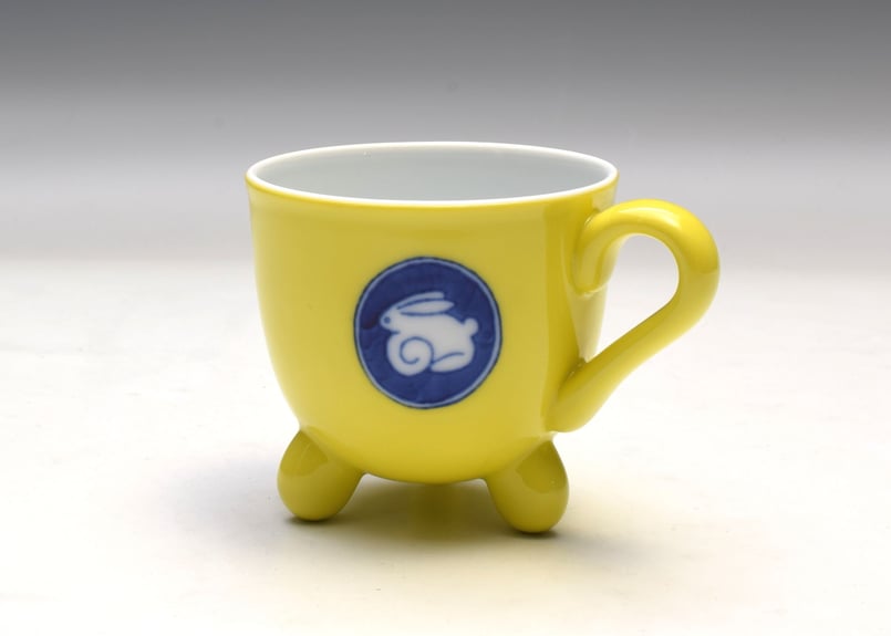 黄地うさぎ 三ツ足マグカップ（アウトレット品） | WEB有田陶器市