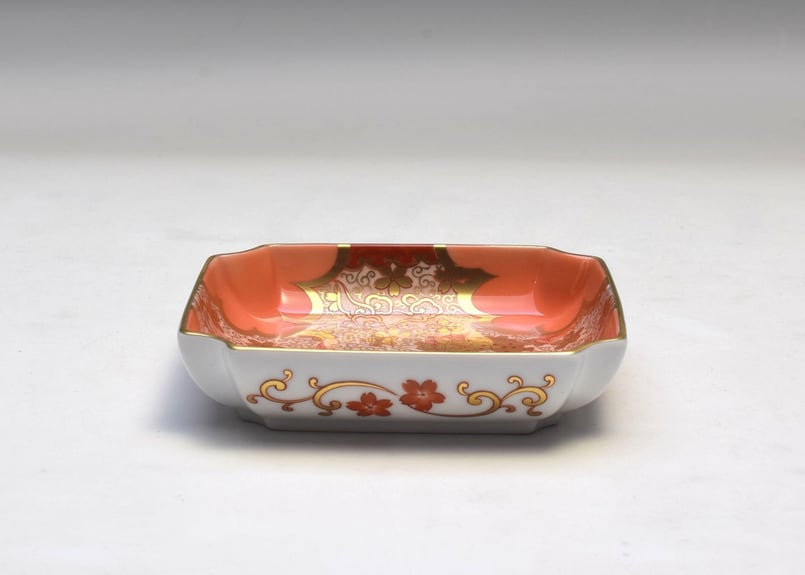 獅子唐草紋 角4号飾皿(アウトレット品) | WEB有田陶器市 獅子唐草紋 角4号飾皿(アウトレット品) | WEB有田陶器市