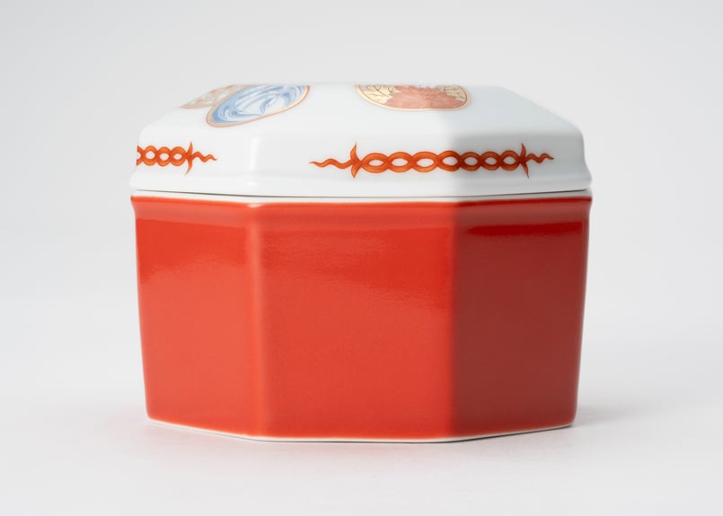 寿赤絵 八角蓋物(アウトレット品) | WEB有田陶器市 | 深川製磁 寿赤絵 八角蓋物(アウトレット品) | WEB有田陶器市 | 深川製磁