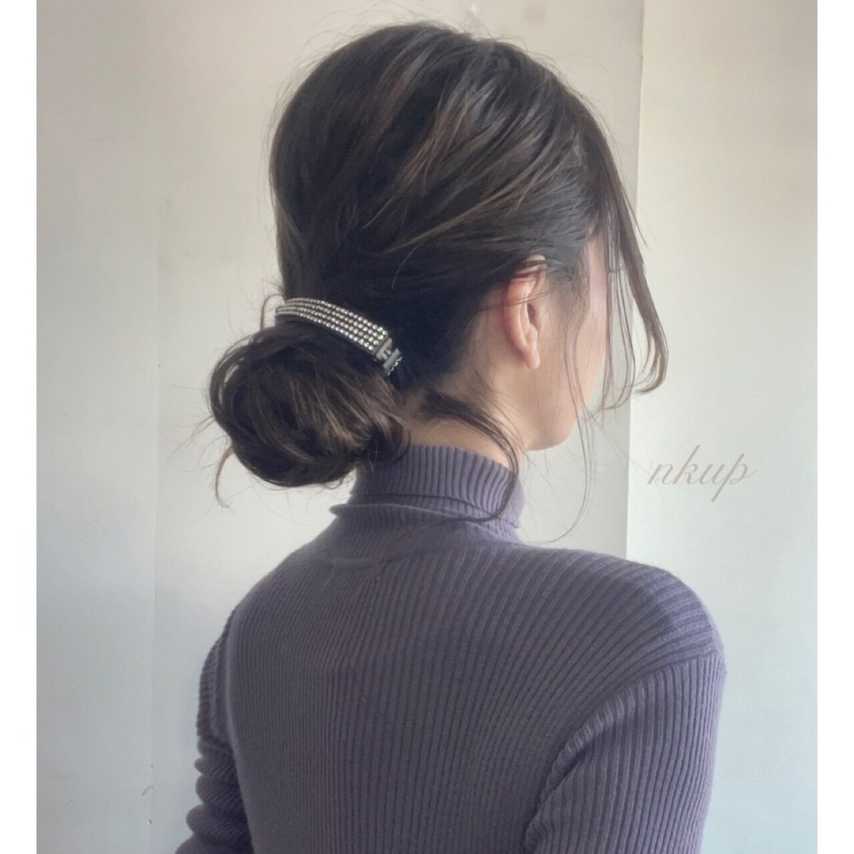 ヘアアクセサリー nk 赤いネイルがアクセントになった、ユニークな“手”の形のヘア