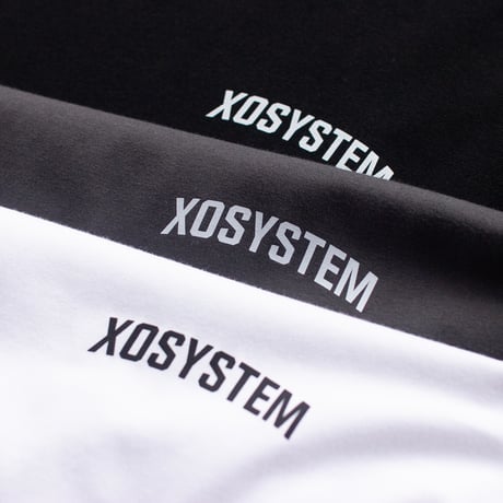 XOSYSTEM｜XO ARCH LOGO RELAX FIT TEE (with draw cord)