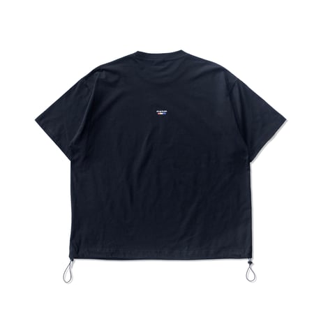 XOSYSTEM｜XO ARCH LOGO RELAX FIT TEE (with draw cord)
