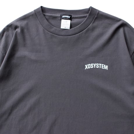 XOSYSTEM｜XO ARCH LOGO RELAX FIT TEE (with draw cord)