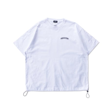 XOSYSTEM｜XO ARCH LOGO RELAX FIT TEE (with draw cord)