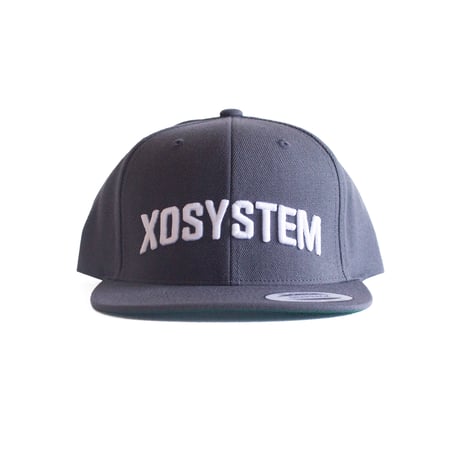 XOSYSTEM｜XO ARCH LOGO CAP