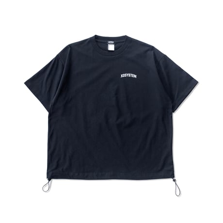 XOSYSTEM｜XO ARCH LOGO RELAX FIT TEE (with draw cord)