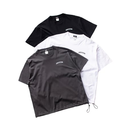 XOSYSTEM｜XO ARCH LOGO RELAX FIT TEE (with draw cord)
