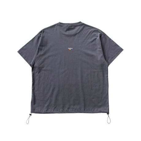 XOSYSTEM｜XO ARCH LOGO RELAX FIT TEE (with draw cord)