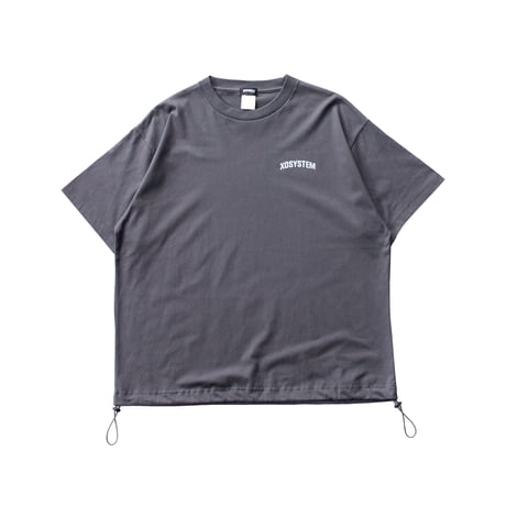 XOSYSTEM｜XO ARCH LOGO RELAX FIT TEE (with draw cord)