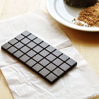 スラウェシチョコレート＜プレーン＞画家やまぐちめぐみさんの絵の包み紙
