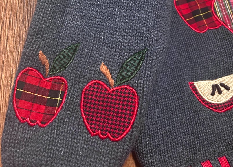 りんご アップル ニット カーディガン 刺繍 アップリケ 装飾 果物