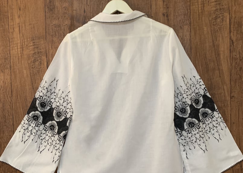 ヨーロッパ製ヴィンテージ お花の刺繍ボリューム袖 レオタード型チロルトップス ヨーロッパ製ヴィンテージ お花の刺繍ボリューム袖 レオタード型