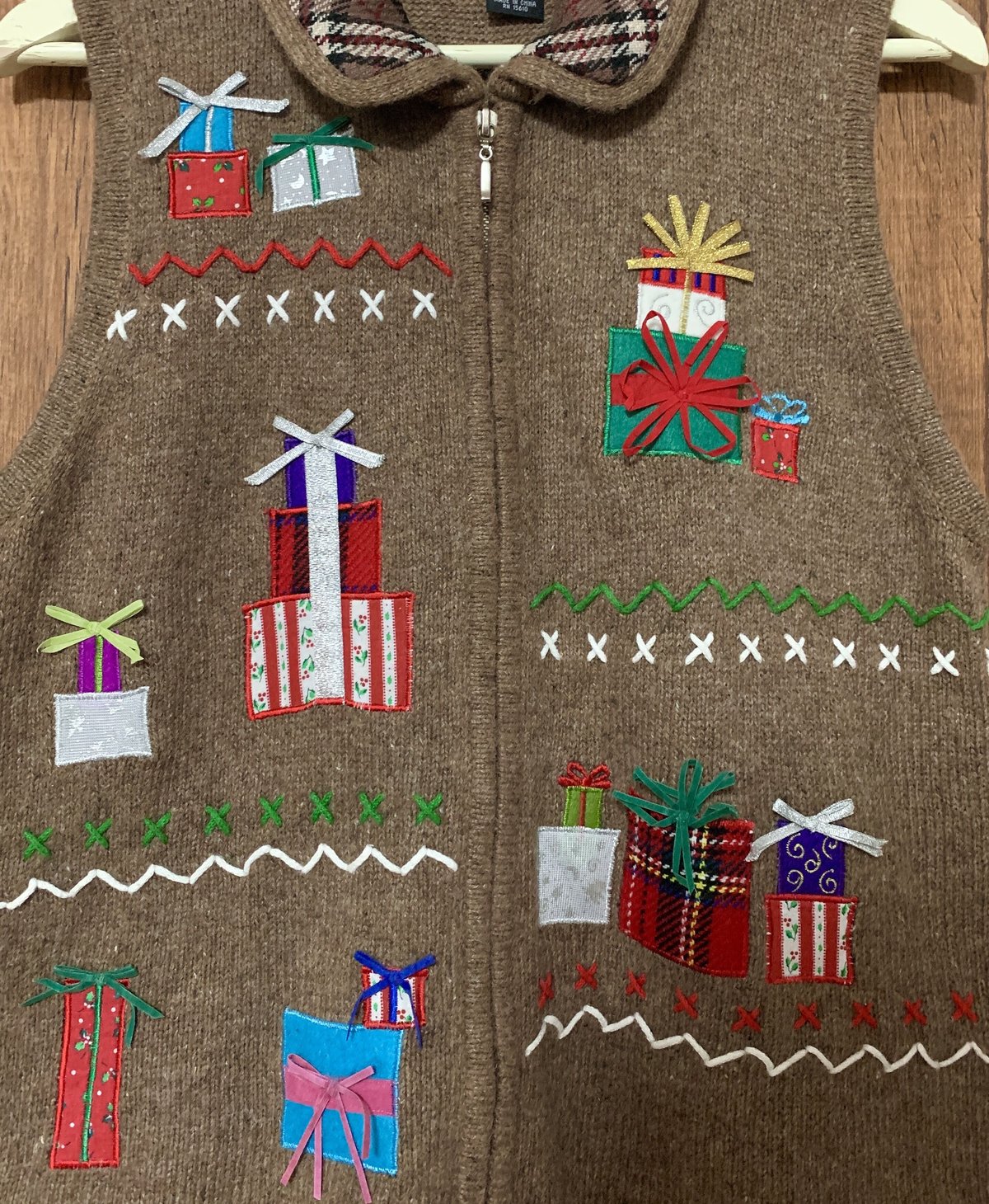 ニット ベスト 襟 茶色 刺繍 手刺繍 装飾 プレゼント チェック